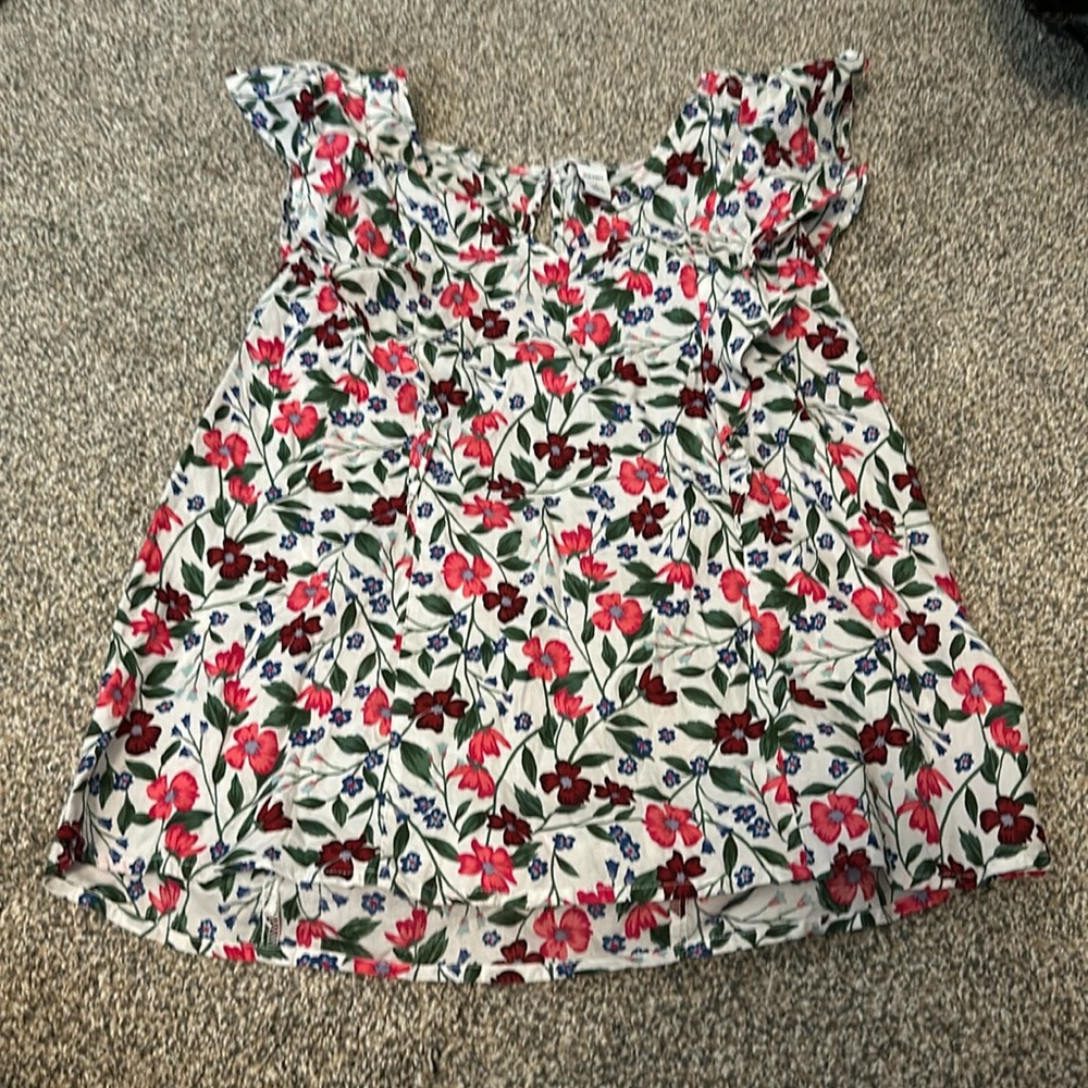 Flower patterned women’s top with ruffles